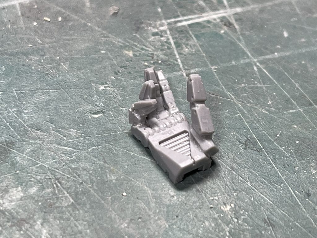 今作だけでなく、手の表情には毎回気を遣っています。皆様の作品を閲覧するとき、真っ先に手を見ます。そこに拘りが感じられると問答無用にイイネ!したくなります。 自分は主にMSハンドを使用しますが、好みの形になるように全ての指を関節で切断して再構成しています。