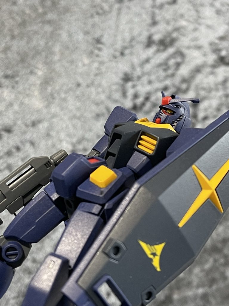 HGUC191の素ガンダムです。同僚が今度横浜に息子さんと遠征するとの事、そこで持ち込んだプラモをスキャンしてなんかできるイベントがあるようで。そのイベント用に制作しました。＞https://bandai-hobby.net/site/road-to-gunpla-battle-project/スキャンできるモデルは各種ガンダムのみ。これって店頭に余ってる売れ残りを買わせようという・・・ｹﾞﾌﾝｹﾞﾌﾝカラー変更や純正デカールはOKなものの、形状変更は不可とのことで、結局のところ無難なティターンズカラーでのリペイントのみに留めました。レギュレーション、キビシイよ。せめてシールドぐらいにはティターンズのエンブレムを…と貼りましたが、スキャンする際は武装レス状態にしろと。あ、盾もダメだってさ・・・ｗ