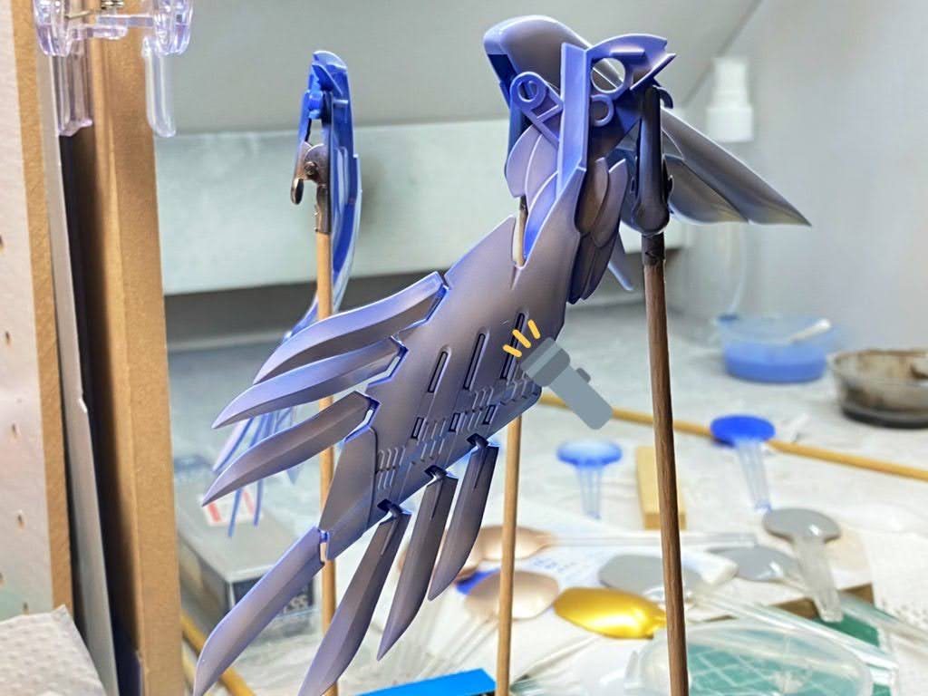 ウイングパーツは、合わせ目を入念に消した上で、~800番やすりを用いて表面処理を行いました。