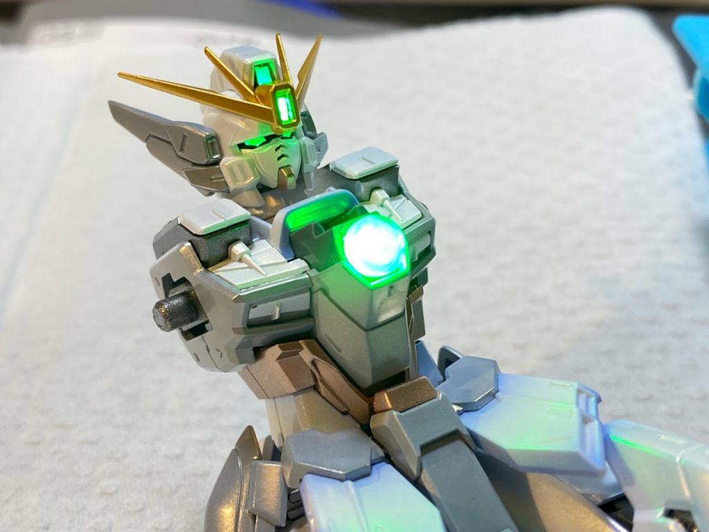 ウイングガンダムスノーホワイトをイメージした配色を採用しています。