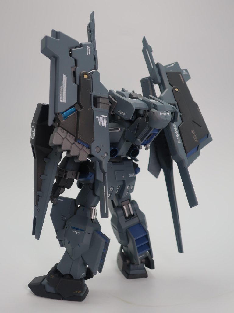 背面写真。後ろが重く自立できなくなってしまうので、フツドドの一部パーツは外しました。