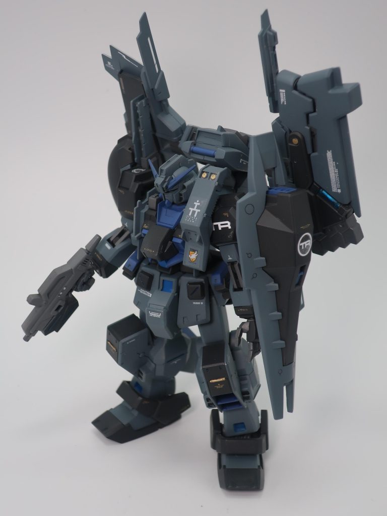 わかりにくいですが、肩アーマーは左右で違うものにしています。