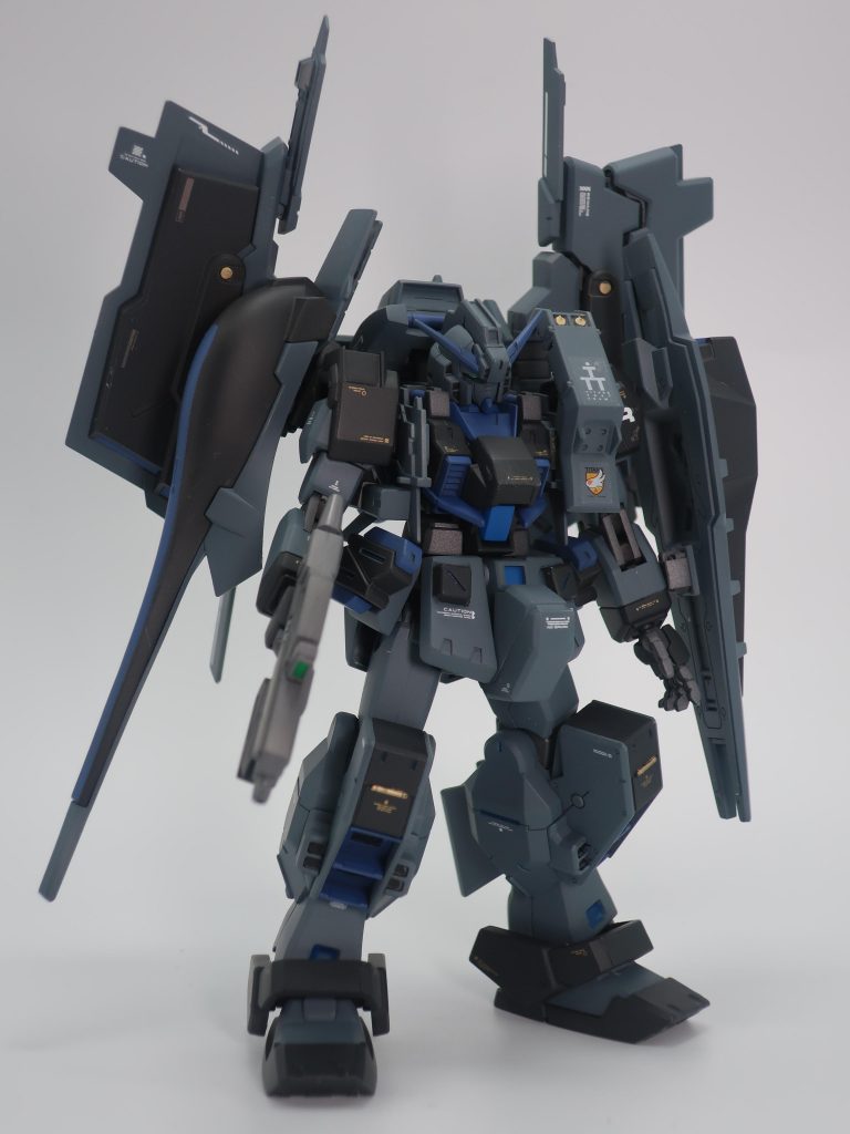 メインのグレーは調色したら思ったより青みが出ました。今回はクレオスの塗料で統一したのですが、ミッドナイトブルーがいい感じになりました。