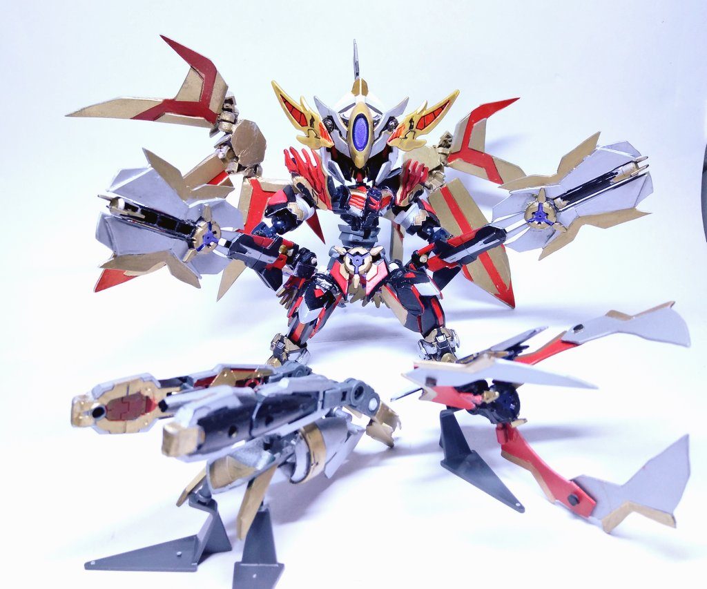 全武装で。手持ち武器は、大盾を変形させたジャベリンと、遠隔操作型のランチャーとクローです。　ジャベリンはハイパービームジャベリンを意識しており、二つのファンネル兵器に関してはバンシィの腕武器を意識しています。　本体のモードチェンジに応じて、これらの武器もしっかり変形します。