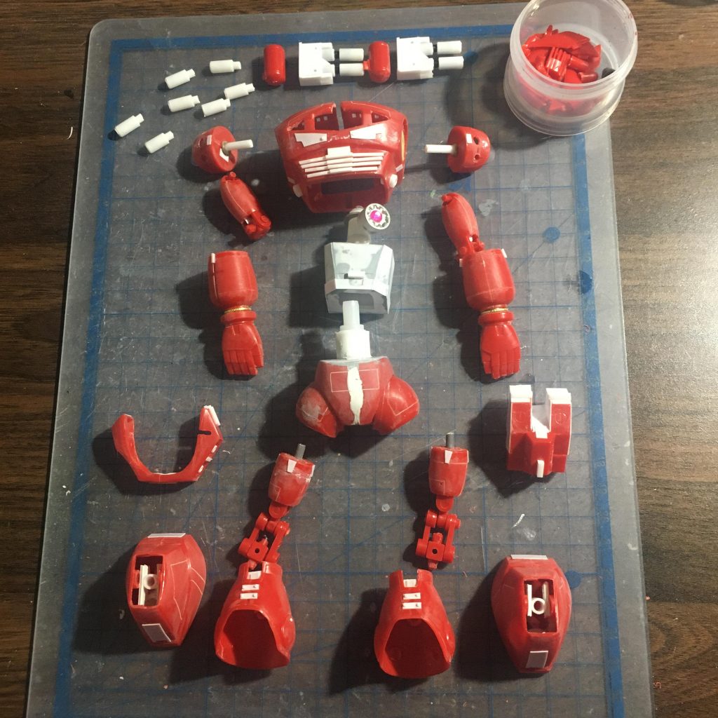 あちこち切りきざんで分割したり、塗装して後ハメできるように改造したり。股関節は幅を詰めて、腰ブロックをプラ板の箱組で頭部を上からかぶせるような形にしました。　頭部から股間まで逆三角形になるようなイメージでスタイルを修正してます。