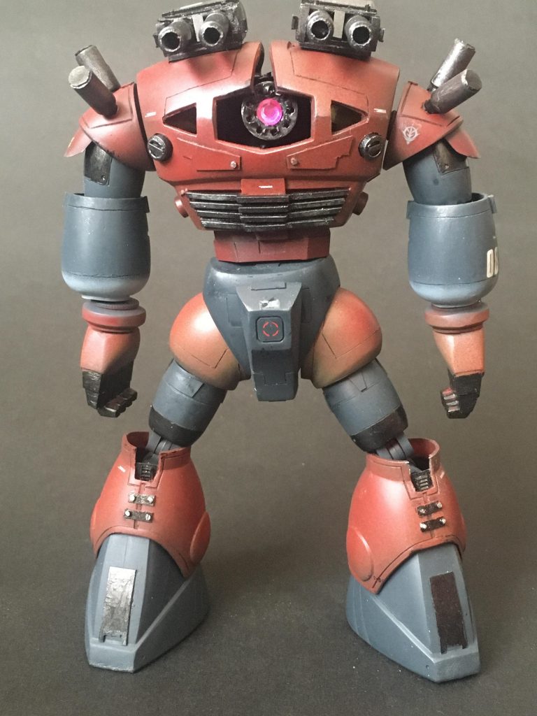 中距離支援用に運用する為、現地改修され頭部のブーメランカッターをオミットし、二連装砲を二基装備した…みたいな設定です。