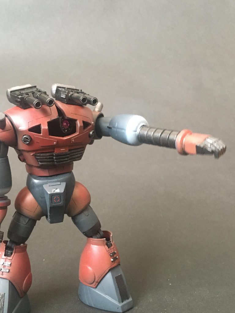 必殺ズームパンチ！　拳が握ってるんだか開いてるんだか、とても中途半端な形状してますね…二重の極みみたいな感じかな？