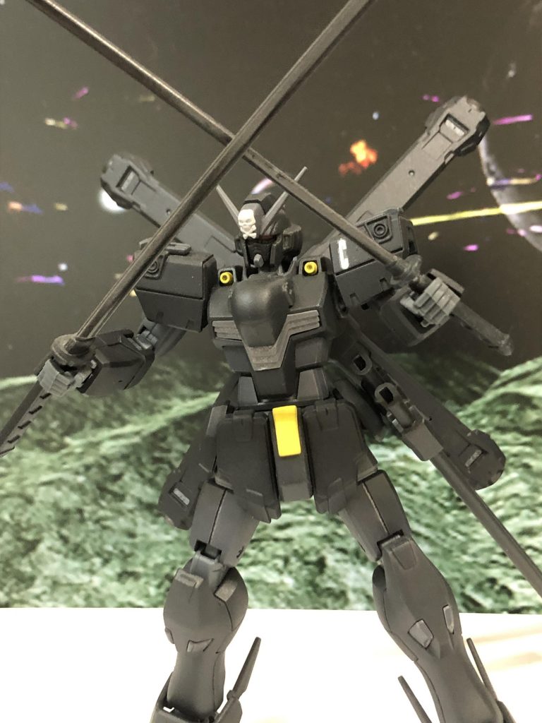 妄想設定:義賊クロスボーンバンガード所属のクロスボーンガンダムタイプMSの1機。全26機作製されアルファベットのA~Zまでの機体が存在すると言われている。本機は第一世代(A~Gまで)のクロスボーンガンダムであり通称『クロウ(C型)』の名称で呼ばれることが多い。本機は2本(振り)の日本刀を模した実剣を装備しておりパイロットの要望でビームシールドを装備していない。これは実剣の立ち回りからシールドを展開することが困難なことと、少しでも機体腕部の重量を軽量化し実剣の取り回しをよくすることからの提案であった。また本機パイロットの任務は潜入調査及び斥侯をメインとしていることから機体色は黒く塗られている。