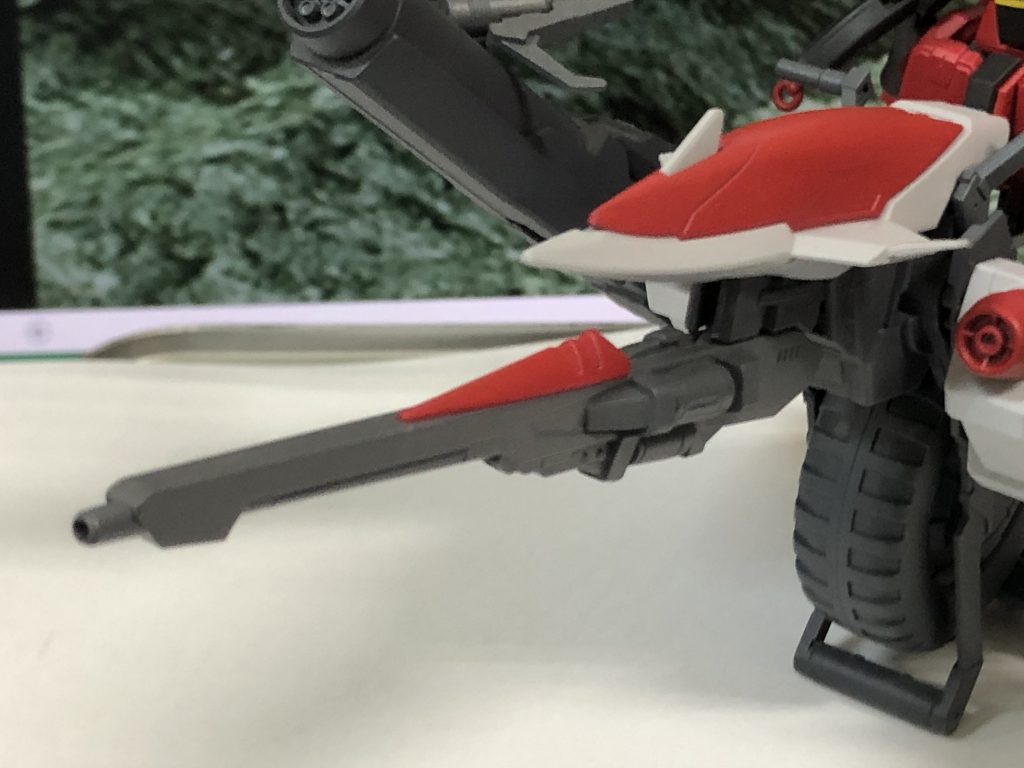 『バスター・ランチャー』長距離用砲撃武器。最大火力では3発が限界だがパワーセーブをすることで数十発発射可能である。