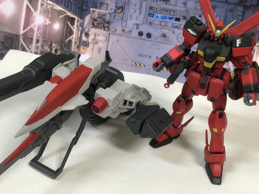 妄想設定:義賊クロスボーンバンガード所属のクロスボーンガンダムタイプMS用サブ・フライトシステムの1機『イフリート・ホッパー』。本機はクロスボーンガンダム『フレア』専用にカスタマイズされたサブ・フライトシステムであり『フレア』の戦闘時間の延長及び火力強化を主眼に調整され『フレア』の火器制御システムでなくては基本性能の50%も引き出せないと言われている。この時代の戦闘ではビームシールドの標準装備が進み射撃戦から更に有効な近接戦闘がメインとなっているが敢えて長距離攻撃に特化させることで他の機体と差別化を図り戦術に幅を持たせている。