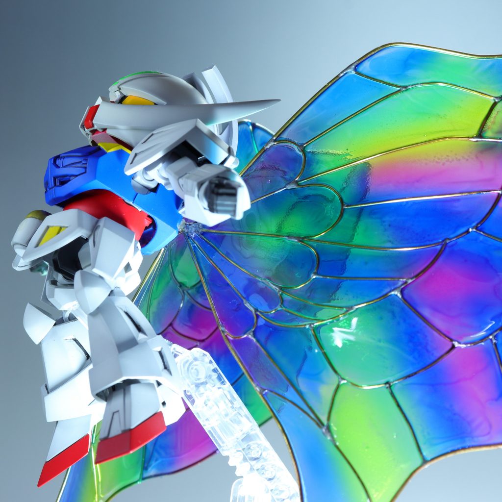 真鍮線でフレームを作成し、専用のディップ液につけることで膜を張らせました。クリア塗料をエアブラシしてオーロラのような模様を付けました。