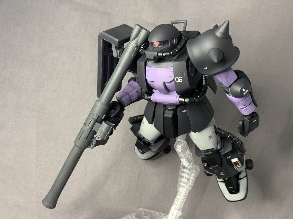 キットは不朽の名作「ザクver.2.0」のバリエーション。張り出した胸部パーツの隙間をプラ板で埋めた以外が無改造です。ちなみにドライデカールは難易度高し💦