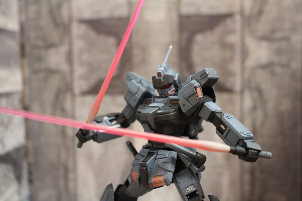 ビームサーベルは根元をホワイトで塗装し、艶消しコートをその上から吹いてます。