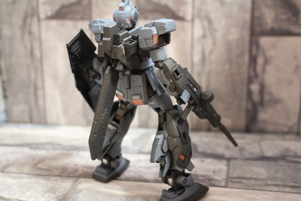 ご覧いただきありがとうございます。「HG ペイルライダーDII」の余剰パーツを使ってペイルライダー風で作成しました。上の軽装備形態と主にDIIのパーツを使った重装備形態の二種類に換装できます。