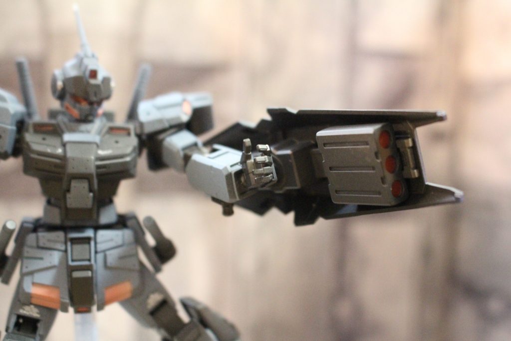 「HG シャア専用ザクII(ORIGIN)」のバズーカマガジンからミサイルポッドっぽいものを作成。カラーは、装甲部分は黒下地、フレームはメカサフで塗ってます。装甲カラーは、ペイルブルー ホワイト+コバルトブルー紺 ティターンズブルー1+コバルトブルーです。