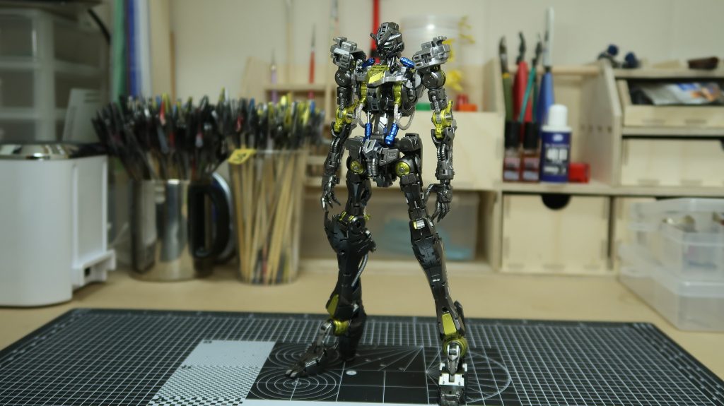 〈ガンダムフレーム〉スターブライトアイアン、スターブライトシルバー、スターブライトプラス、キャンディブルーで塗分け、シリンダーは塗装剥げが怖いので無塗装で仕上げました。