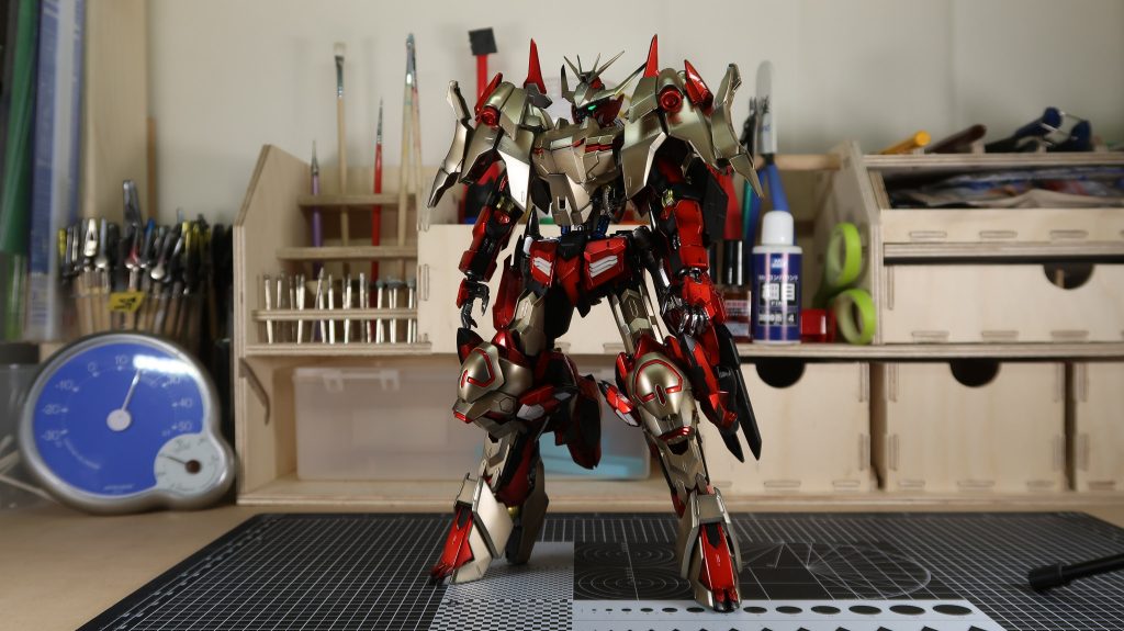 〈正面〉今回は全体的に鎧を着けているように見えるように仕上げました。イメージ元がドラコーなので肩や脚先の部分を重点的にパーツを追加しました。