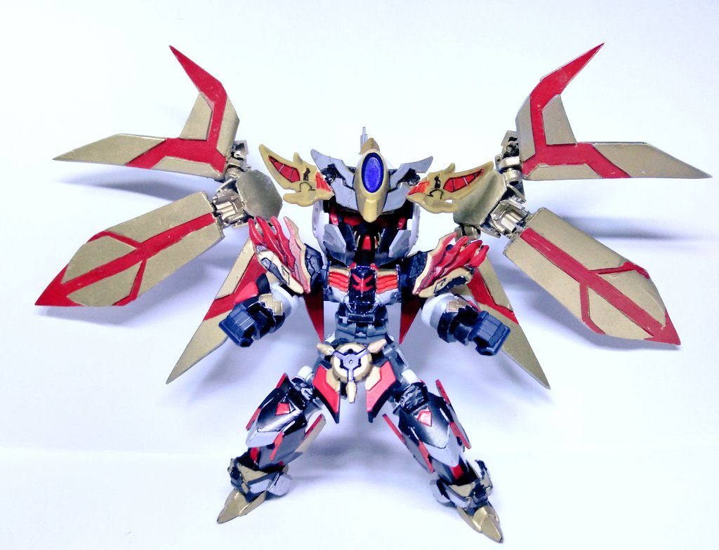 正面から。こちらはバンシィとフェネクスをイメージしてまして、黒いボディと金色の翼が特徴です。　体の大部分をSDヒーローズのパーツで制作しており、なかなかの可動域を実現してくれました。　さらに、変形前は靴だった部分を変形させることで、身長やプロポーションも大幅に変わりました。　