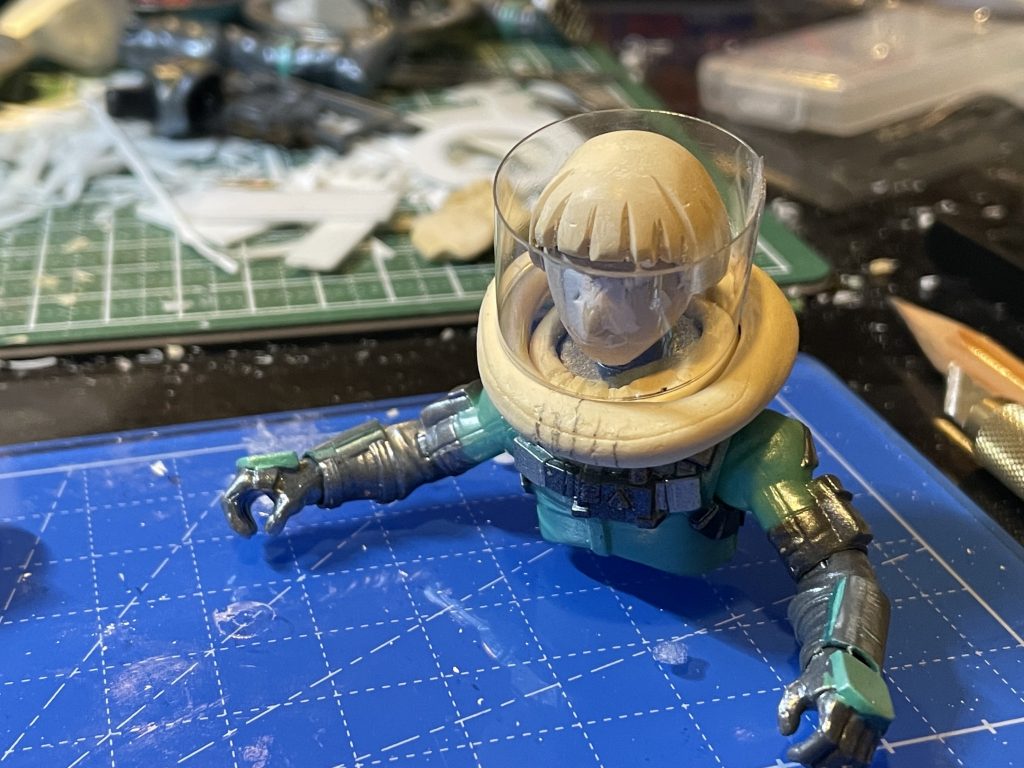 ヘルメットのバイザーはその辺にあった塩ビのプレートで作成.