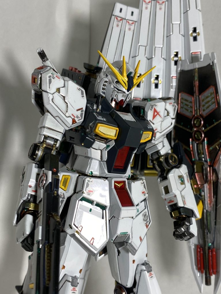 胸部、バックパック、脚には基本シルバーを下地にしたネービーブルーで塗装してあります。武器等の各パーツは単色でなくリアルタッチマーカーメインに用いて質感向上のためアクセントを付けてあります。