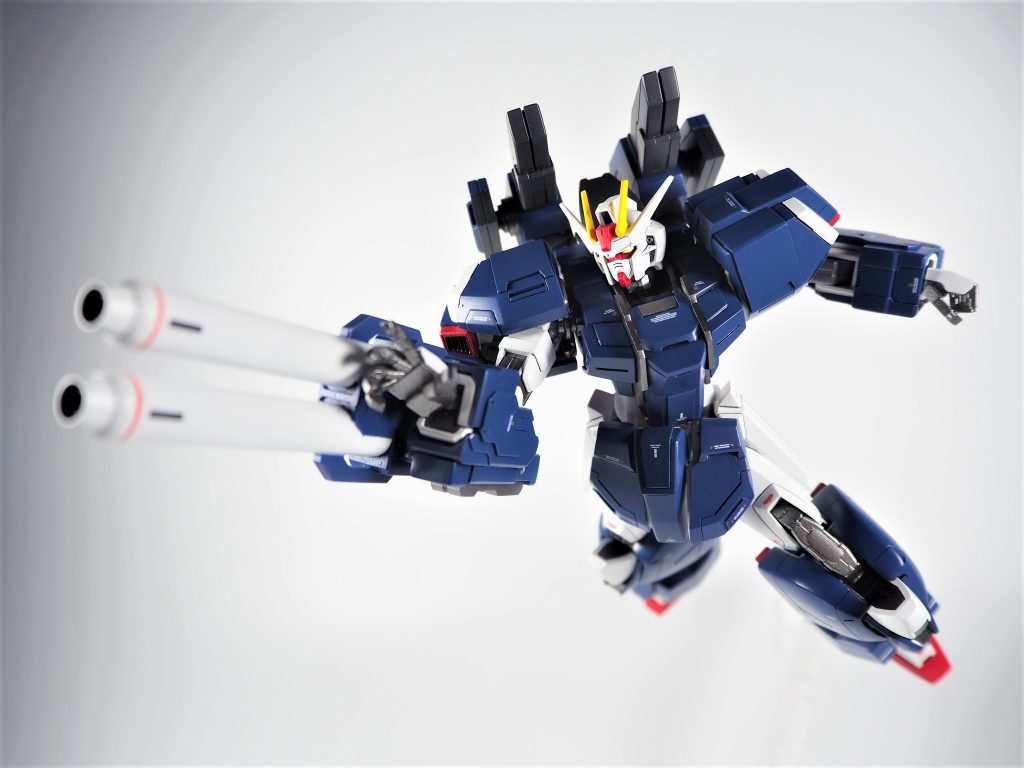 バックパックの先端部分には各ストライカーパックにもあったバッテリーパックを造形してますコンセプトとしてはフルアーマー≠フルウェポンというのを意識して、火力ではなく増加装甲と機動力、経戦能力の向上を目的とした装備にしています