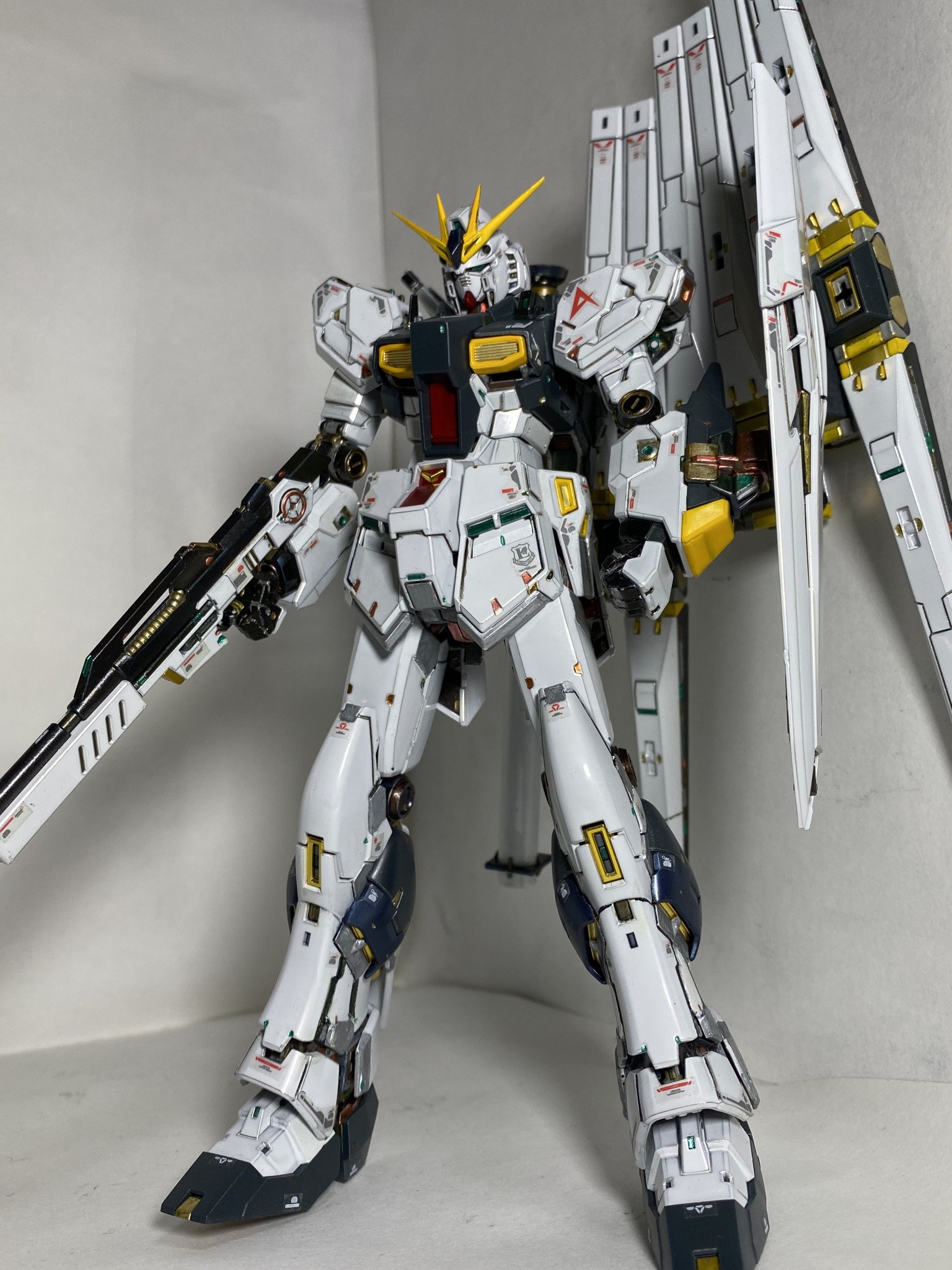 超特価品●RG 1/144 Hi-νガンダム　チタニュウムフィニッシュ塗装+アクションベース　完成品 完成品