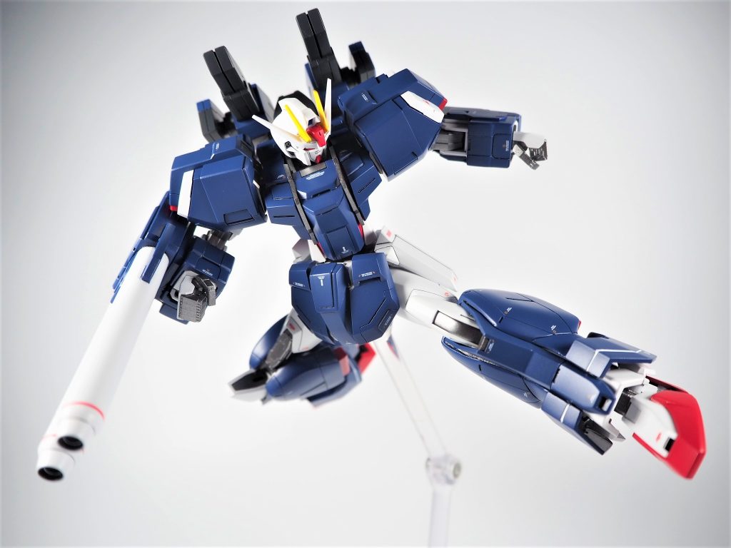 フルアーマーは外付けでありながら、可動域を狭めないように設計配置結果、可動域は素トライクと同等を維持し、広い可動域を確保キラキックもできます