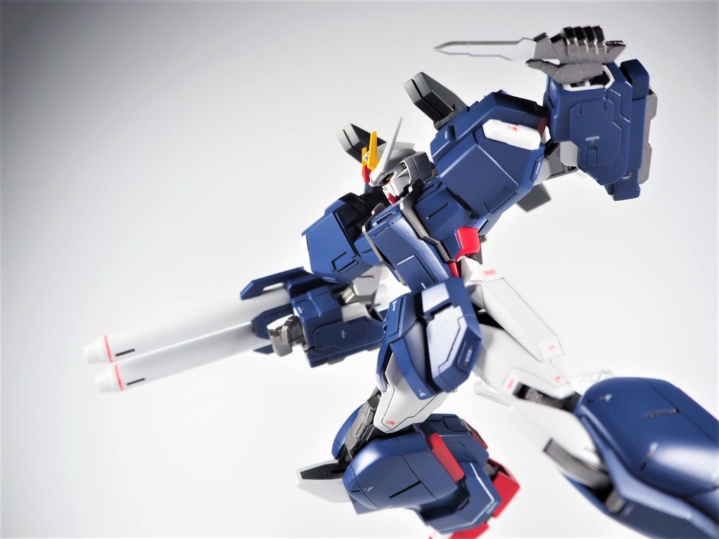 アーマーシュナイダーの持ち手は親指の形状違いで二種用意し、アクションポーズに対応フルアーマーにナイフ持たせたいのは多分コマンドガンダムの影響