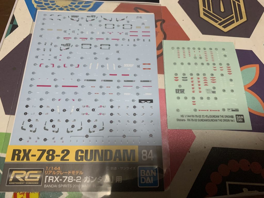 リアルタイプカラーはデカールありきなカラーリングだと改めて痛感しました。デカールなしだとものすごい寂しいんです。。。今回はRG用のデカールを使用しました。付属の物は時間が経つと剥がれたりする為です。。。