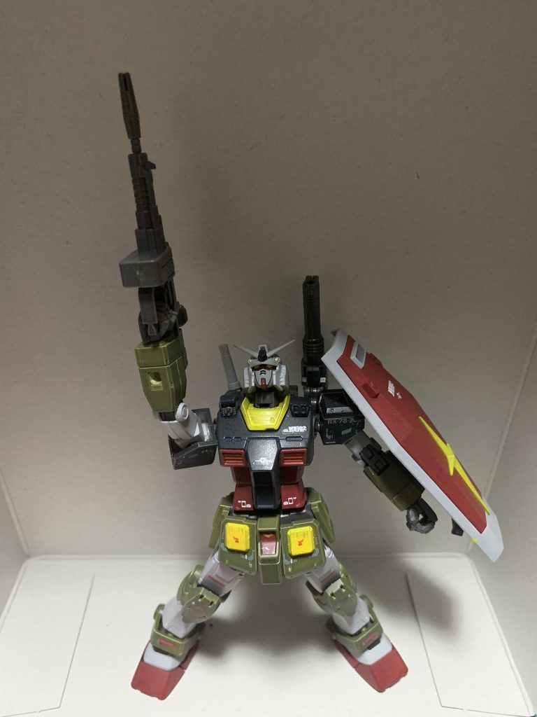 同じリアルタイプでも、かつて塗装した旧キット1/100版とは可動が雲泥の差ですw今回は前期型をベースにしています。塗装ですが、本体は絶妙な暗い白みたいな感じがよかったので、グレーとかだとグレーすぎるので、サフのグレーを仕上がり色として使っています。赤いパーツも赤みを落としたかったので黒鉄色をベースにその上にあずき色で塗装して暗めの赤にしています。 白パーツ:サフグレーボディ、肩:ネイビーブルー武器、ランドセルなど:黒鉄色緑パーツ:ダークグレー赤パーツ:黒鉄色→あずき色