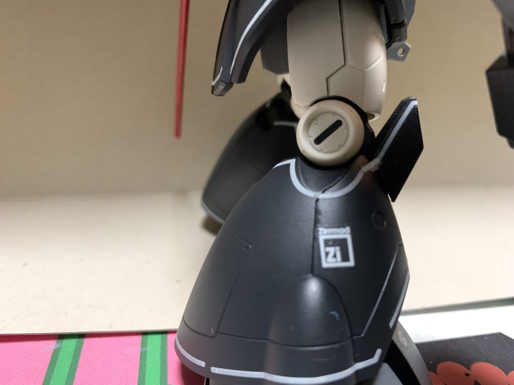 テスト機という事で各部にツィマッド社のロゴがある方がぽいなぁ～と思ってデカールが手に入ったので貼ってみました。