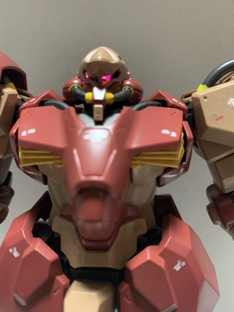 元の内部パーツを左右に振れるギミックはそのままなのでモノアイは左右に振れます。全塗装を行っていますが、成型色より少しだけ落ち着いた色になるように調色しました。デカールは上半身中心にうるさくならない程度に行いました。