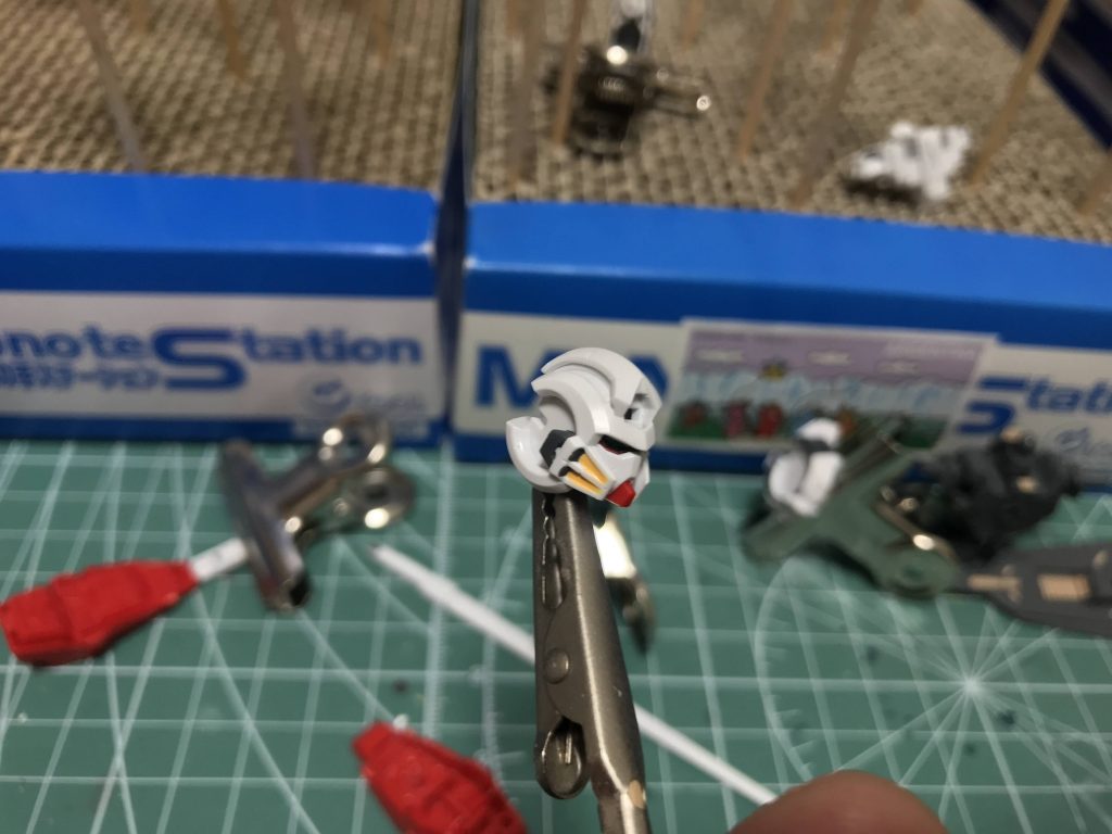 細かく、色分け。エクシアの顔はイケメンだ。