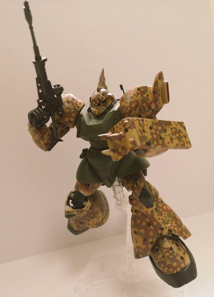 HGゲルググと古いHGゲルググMのミキシングさせ、可動域を広げました。また、モノアイも可動します。