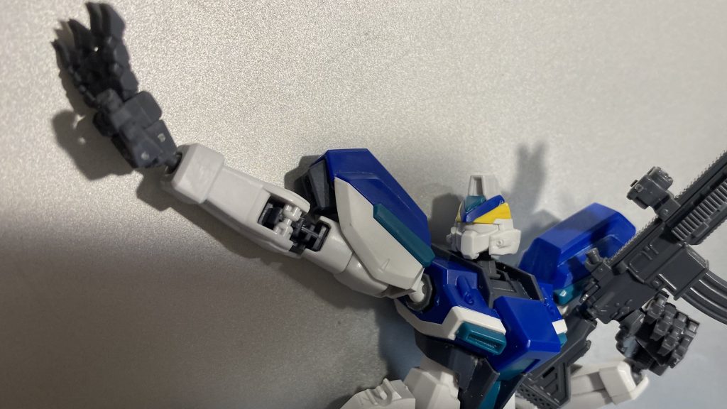 改造パーツはコトブキヤM.S.Gのアサルトライフルとワイルドハンドを使用。平手が欲しくて購入しましたが、サイズが微妙にデカかったんですよね…(がんばって手の設定考えた)。ちなみにライフルは2種セットで、片割れは銅像仕上げにしています。