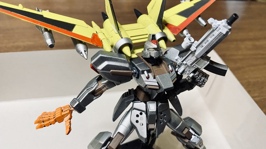 ウルトラマンZの世界では 異世界の怪獣・兵器のデータを基に開発したロボット「特空機」で怪獣駆除をしています。しかし、40~50mクラスという大きさの影響で取り回しが悪く、小型怪獣戦には少々不得手です。そこでSEED世界のMSのデータを参考に、特空機2号”ウインダム”のダウンサイジングを行ったのが本機体です。
