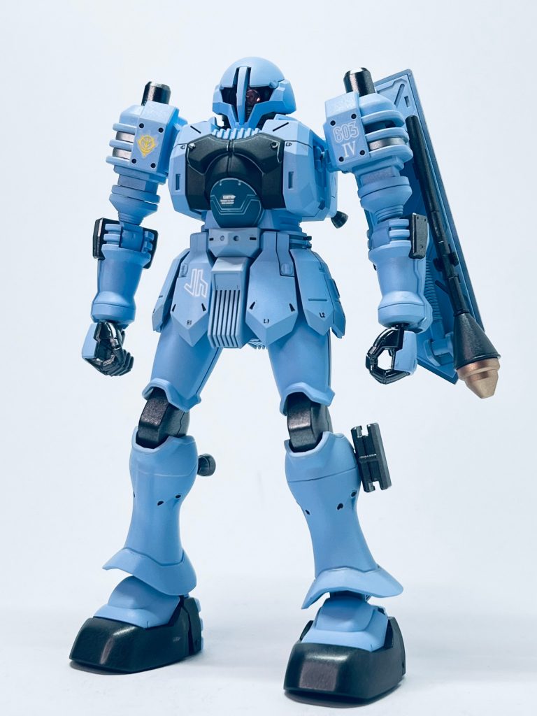 正面から。予備機仕様なので迷彩はありません。角付きの1番機仕様もカッコいいですが塗分けが面倒すぎるので…。まぁモニク特務大尉のあのセリフもあって予備機のファンも多いはずです。「予備の一機も出せ!!パイロットは…私だ!!」