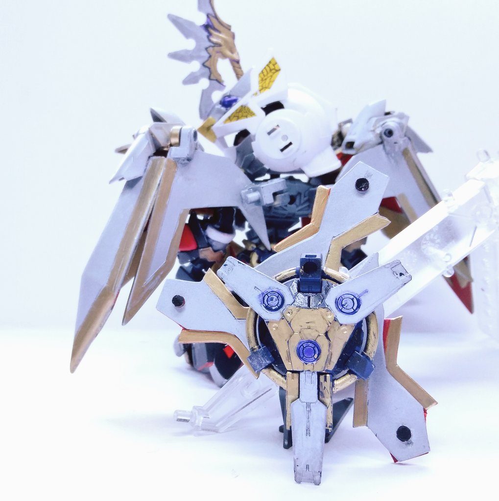 こちらはシールド。三つのシールドファンネルが集まった状態を意匠にしつつ、パーツを追加して一体感をアップさせました。以上、「ルクスゼロ」の紹介でした。....