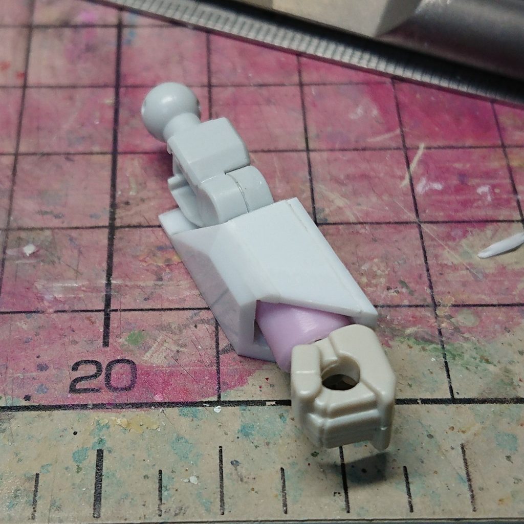 腕はSDの謎の袖を廃してプラ板の箱組みです。手はSDの拳が気にいたので生かしています。