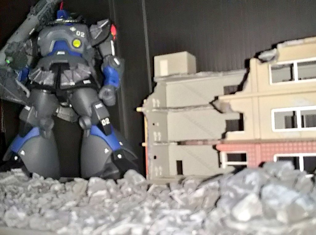 瓦礫の中で、虚しさを感じ、呆然と佇む。