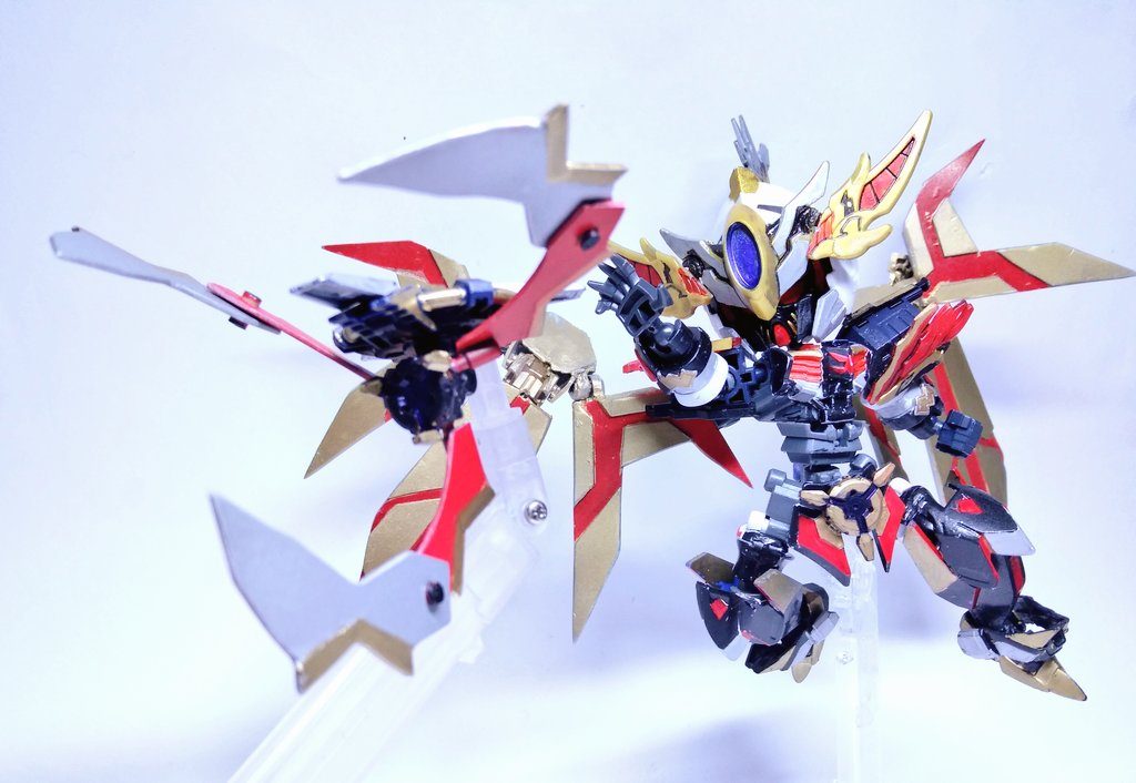 そしてクロー。バンシィのは爪が4つありますが、変形のこともあってこちらは爪が3つ。　こちらも何を何に変形させるかでいろいろ悩んだ結果、このように盾から爪という変形パターンンに落ち着きました。