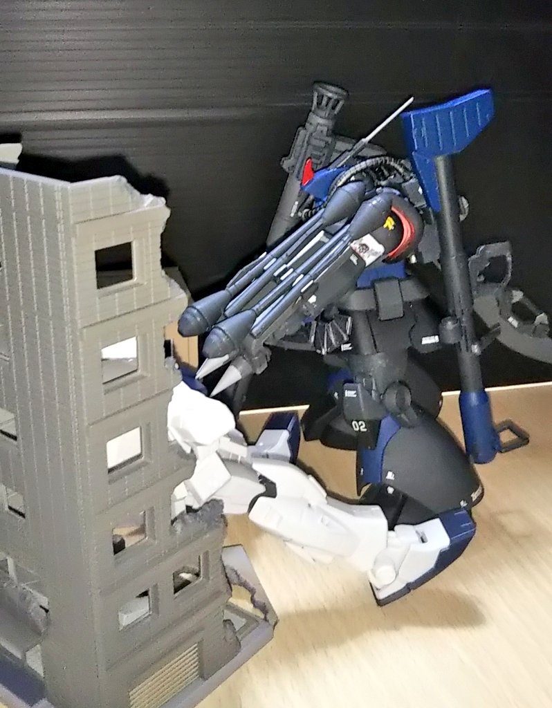 ドムならではの高速ホバー移動で、一撃💥で仕留める。