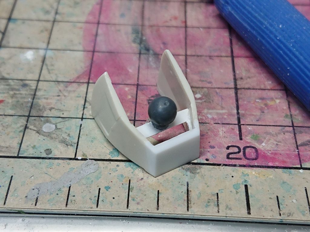 脚の曲線に苦しんでいるところです。スネはHGを参考に2段になっています。