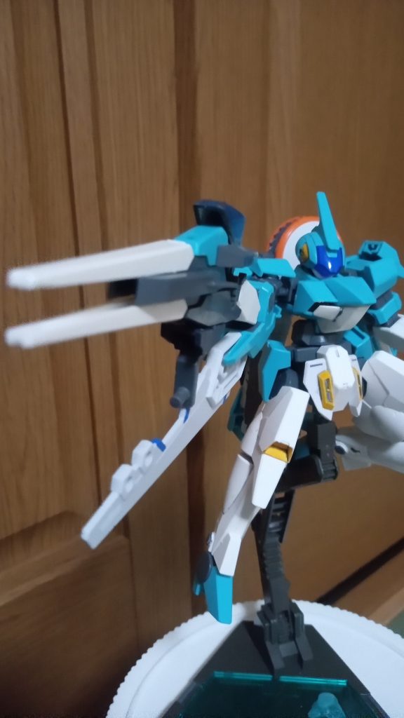 ドッズライフルクランシェの物とほぼ同等のスペックだが少しセンサー機能が強化されている。ヒートウイング腕部に搭載されている近接用のヒートブレードがついたウイング、ビームサーベルのエフェクトを失くしたからこうしたわけではない。