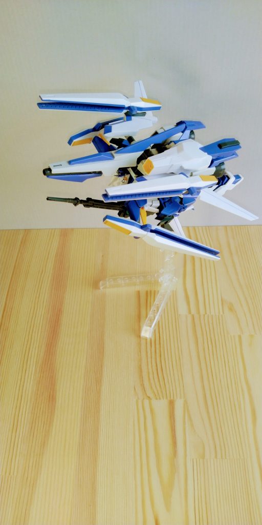 飛行形態にも変形できます。変形機構はリ・ガズィやライトニングガンダムの変形機構に似ていると思います。