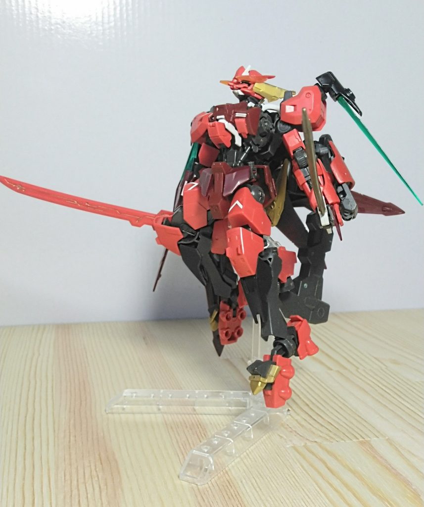 二振りの太刀を持った姿です。表現できないのが残念ですが、この機体には阿頼耶識システムが搭載されているのですが、悪鬼の要素として、より強化された「阿頼耶識システム・悪鬼臨界」が搭載されています。具体的には、アニメの三日月のように、悪魔と契約したように機体に乗らないと動けないのと、機体に完全に制御され、人に戻れなくなる限界まで行ってしまうところから機体名「ガンダムアウトサイド」がつけられてます。(設定は、エヴァンゲリオン新劇場版破をインスパイアしてたりします。)長々と自分語りが続きましたが、とにかく頑張って考えて作ったので、見てくださいということです。最後に改めてまして、閲覧いただき誠にありがとうございました。