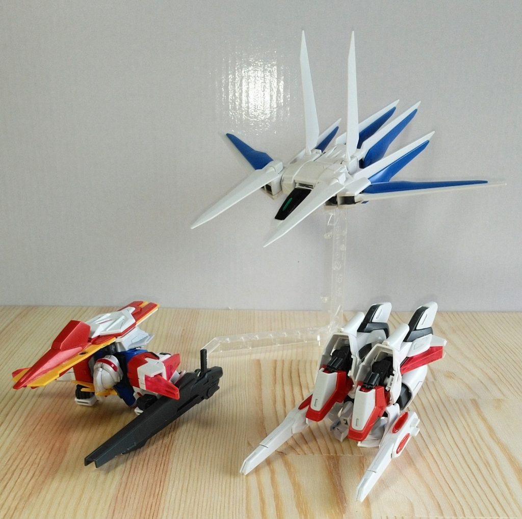 なんと分離します。これはフォースインパルスのパーツを組み込んでいるからですが、ガンプラバトルの際に分離・合体したら中々のインパクトだと思います。(至近距離のビームライフルをよける時等)ここまで見ていただきありがとうございます。今後も他のキャラの機体等も投稿できればと思っているので、良かったらまた見ていただければと思います。