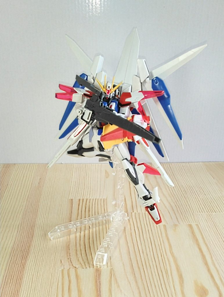 ブースターの羽は稼働式なので、様々な形になります。コズミックビームライフルは、スタービルドストライクのライフルを、発展強化してます。