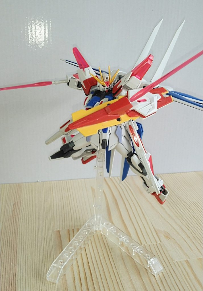 ビームサーベルは通常腕にマウントしてます。ストフリのサーベルを使用しているので、連結することも可能です。盾のコズミックシールドは、アブソーブシールドを元に大型化してます。アブソーブシールドの弱点である実弾兵器を防御できるようにするためです。また、コズミックシールドはビームのプラフスキー粒子を吸収するだけでなく、周囲に浮遊している粒子を少しずつ吸収します。そのため、移動するだけでも粒子量を補充して、その他のシステムに使用します。また、シールドからはビームサーベルを発生させることができますが、これはバトローグでユウキタツヤのA-Zガンダムと戦った時に、組み込まれていたシールドからサーベルを発生させるギミックをインスパイアしてます。