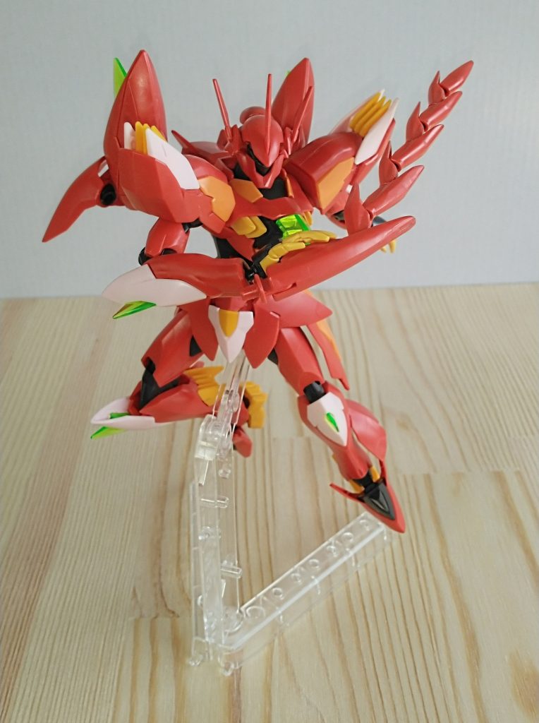 もうひとつの武器として、ギラーガのウィップも搭載してます。通常は、頭部にマウントしてあり、ポニーテールのようになります。ウィップは通常のギラーガと同じではなく、朱雀の羽に見えるようにしています。